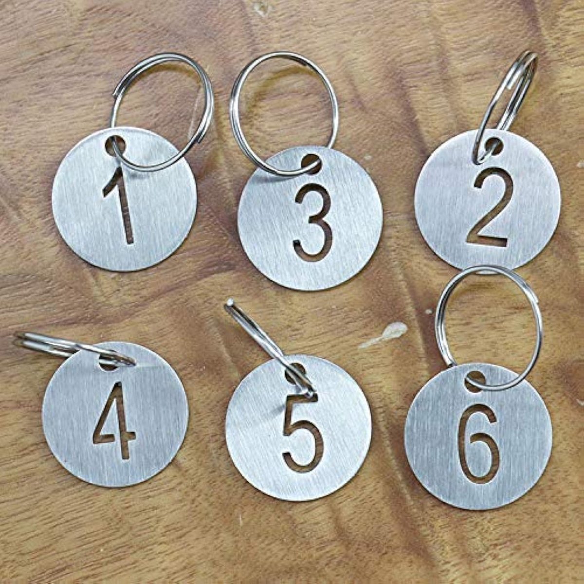 Ronde metalen labels met sleutelhanger, genummerd van 1 tot 50, diameter 3 cm, duurzaam en veelzijdig