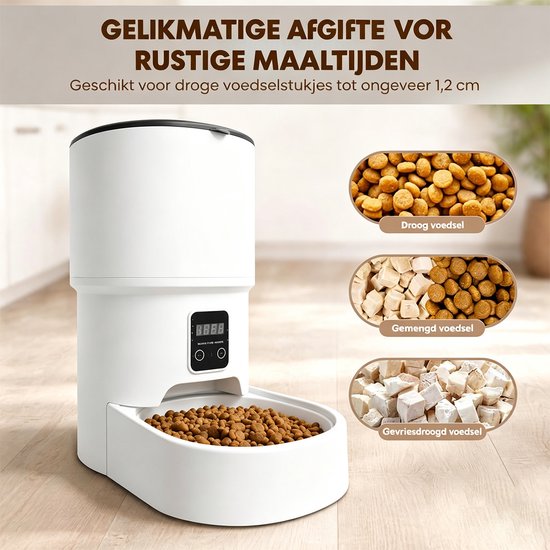 Witte automatische voerbak met digitale display, gevuld met bruine brokjes. Drie afbeeldingen tonen droog, gemengd en gevriesdroogd voer.
