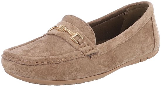 Mocassin en suède marron clair avec détail doré sur le cou-de-pied.