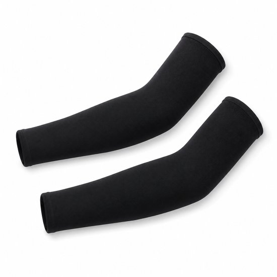 Paire de manchettes noires en tricot sur fond blanc.