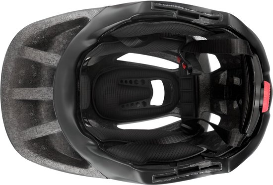Zwarte helm met afneembare kinband en rode verstelknop. Zijkant zichtbaar met ventilatiegaten.