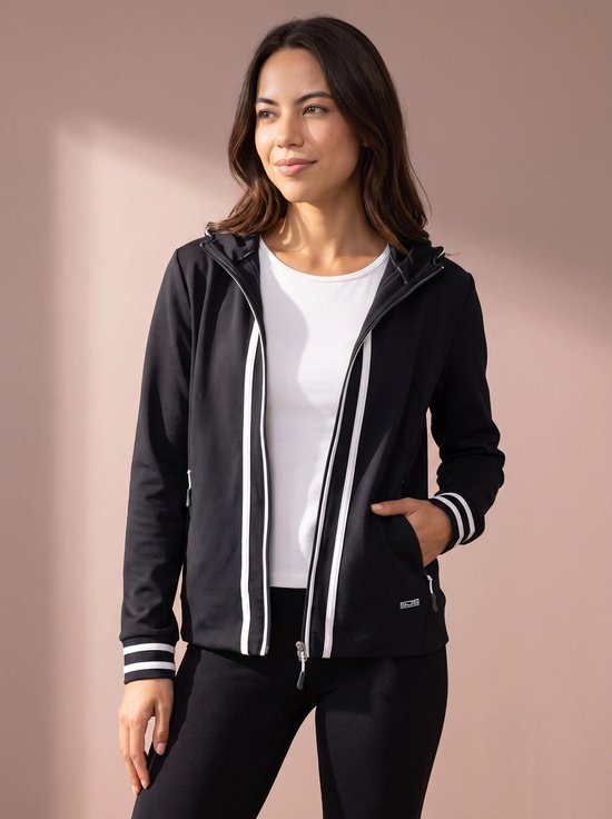 Vrouw in open zwart vest, witte strepen op de rits en mouwen, met wit T-shirt.