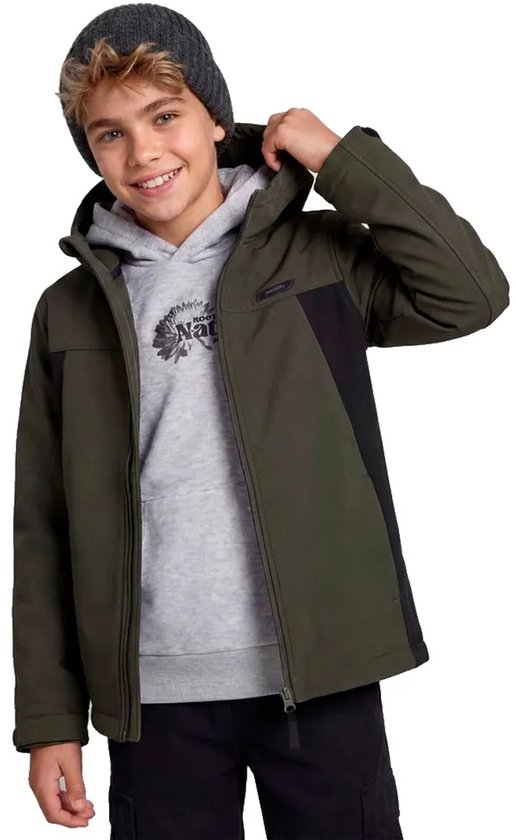 Jongen in groen met zwart colorblock softshell jack, grijze hoodie en grijze muts.