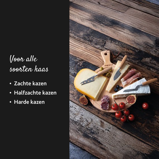 Verschillende kazen met charcuterie, groenten en fruit op een houten plank. Zachte kazen, Halfzachte kazen, Harde kazen.