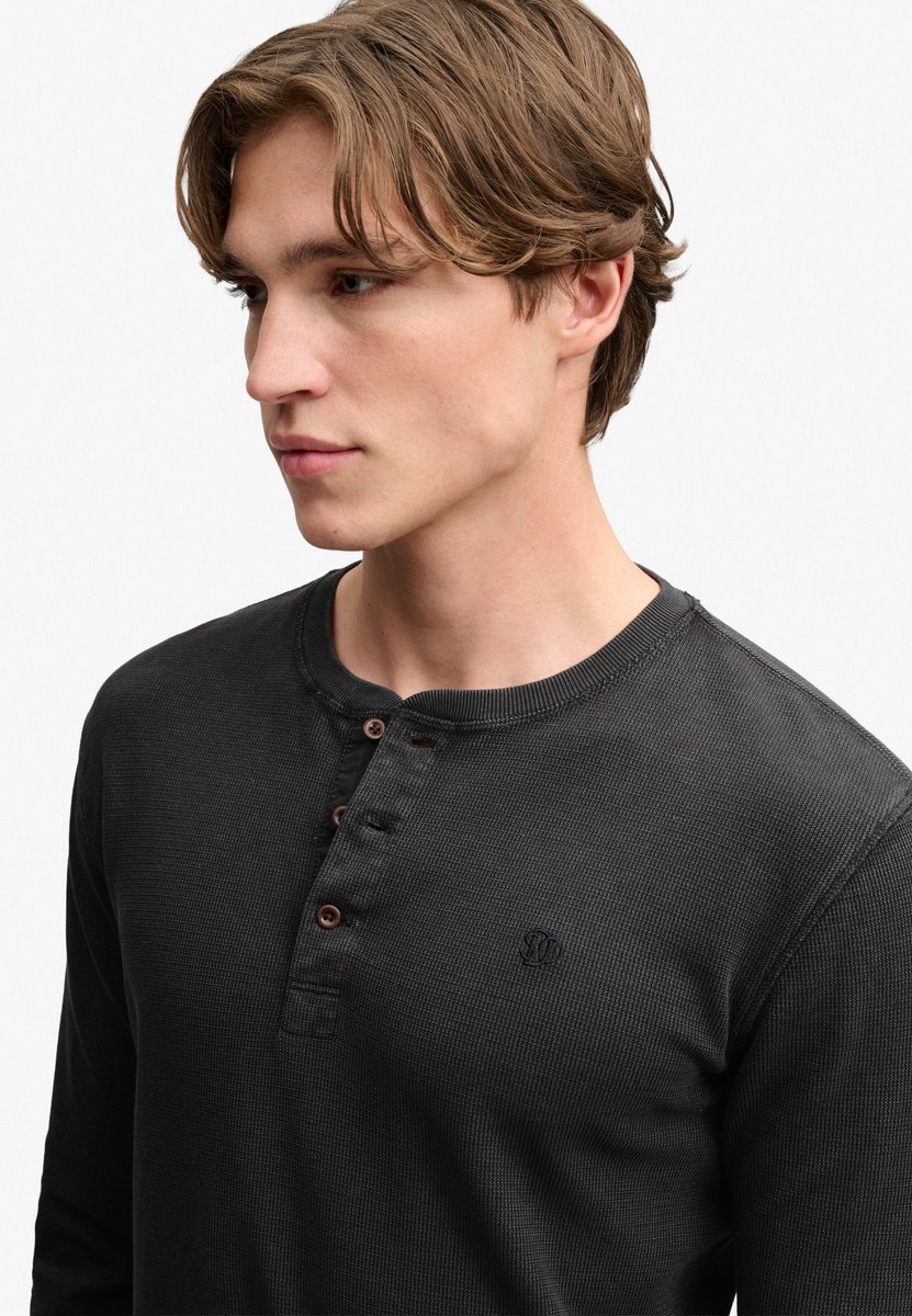 Superdry Poloshirt Waffle Long Sleeve Henley Top M6010975a Washed Mannen Zwart