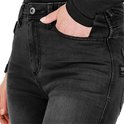 Detail van de grijze dames motorjeans met knopen, zak en een 'SHIMA' label op de achterzak.