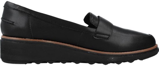 Zwarte loafer met dikke zool van Clarks, zijaanzicht.