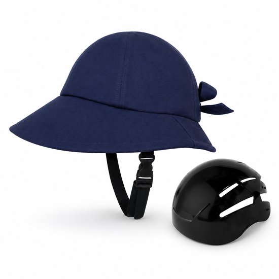 Donkerblauwe fietshelm in hoedstijl met brede rand en strik, naast een zwarte helm.