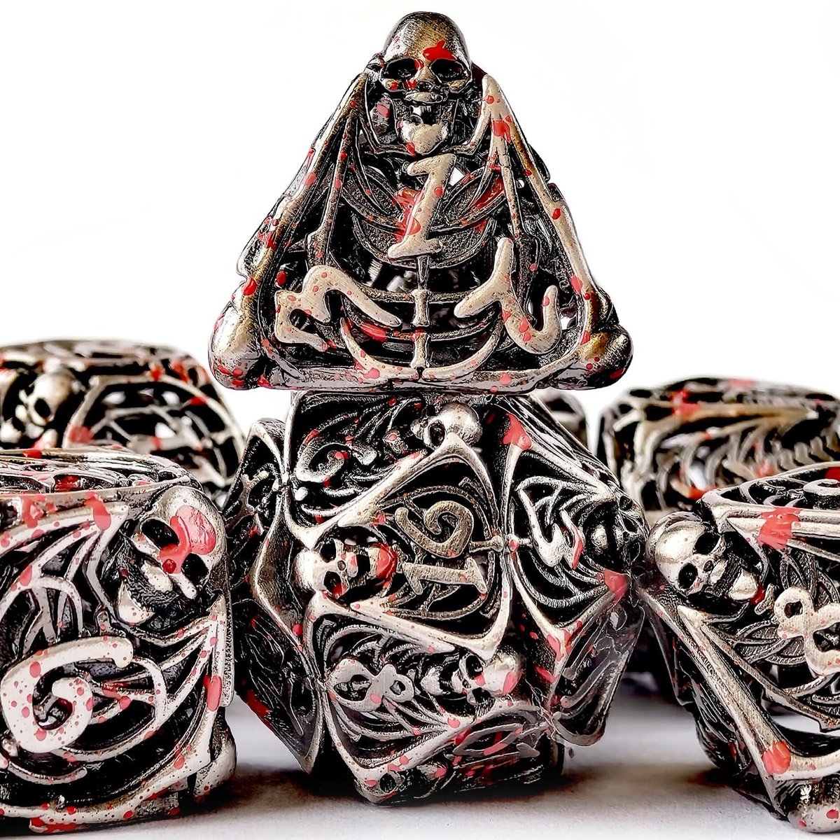Omgoods - Hollow Metal Bloedbevlekte Dobbelstenen Set - 7 Stuks met 3D Skull