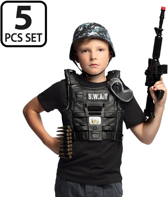 Jongen draagt zwart SWAT-vest, camouflagehelm, kogelriem en houdt speelgoedgeweer vast. 5-delige set.