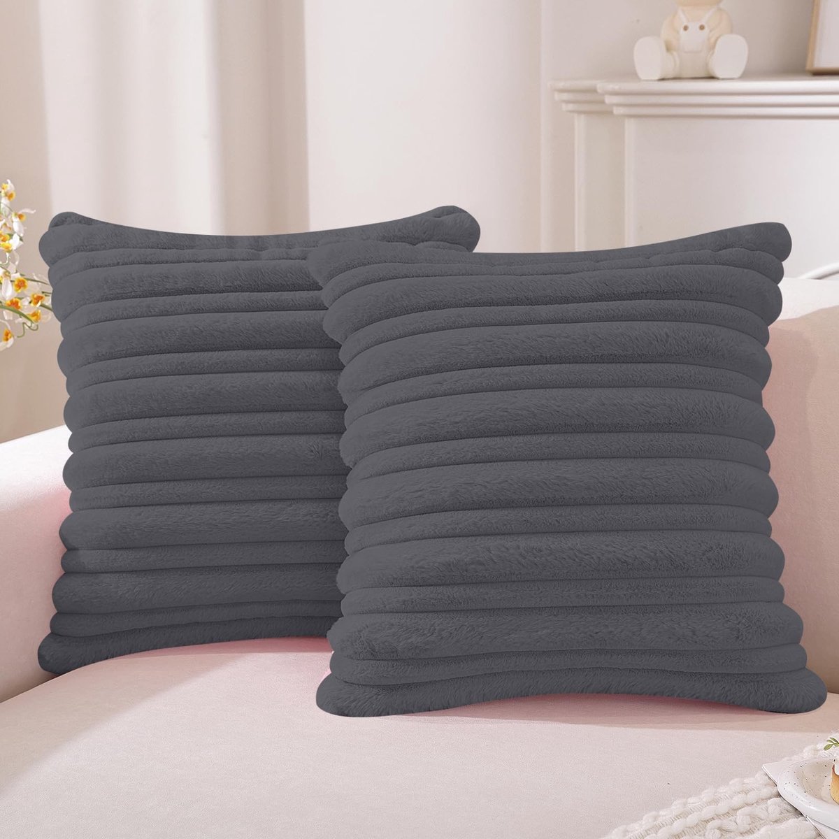 Omgoods - Set van 2 Fluffy Velvet Kussenslopen 45x45 cm Lichtgrijs