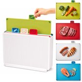 Snijplankenset met houder - 4 kunststof snijplanken met kleurcodes en voedseliconen - Voor groente, vlees, vis en bereid voedsel - Compacte verticale opberger-PP, ABS en siliconen-Zilverkleurige houder-30 x 22,8 x 0,8 cm per plank-Vaatwasserbestendig