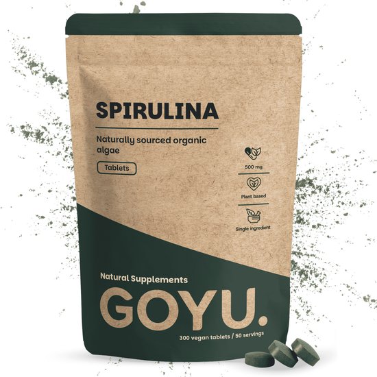 Bruine zak GOYU Spirulina tabletten, 300 tabletten/50 servings. Biologisch, natuurlijk, plantaardig, enkele ingrediënt. Drie groene tabletten op de voorgrond.