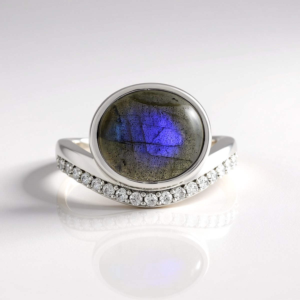 Cavill - Verstelbare ring 925 Sterling Zilver - 3,6 ct Blauwe Minary Labradoriet ovaal - 17 fonkelende zirkonia - Elegante damesring