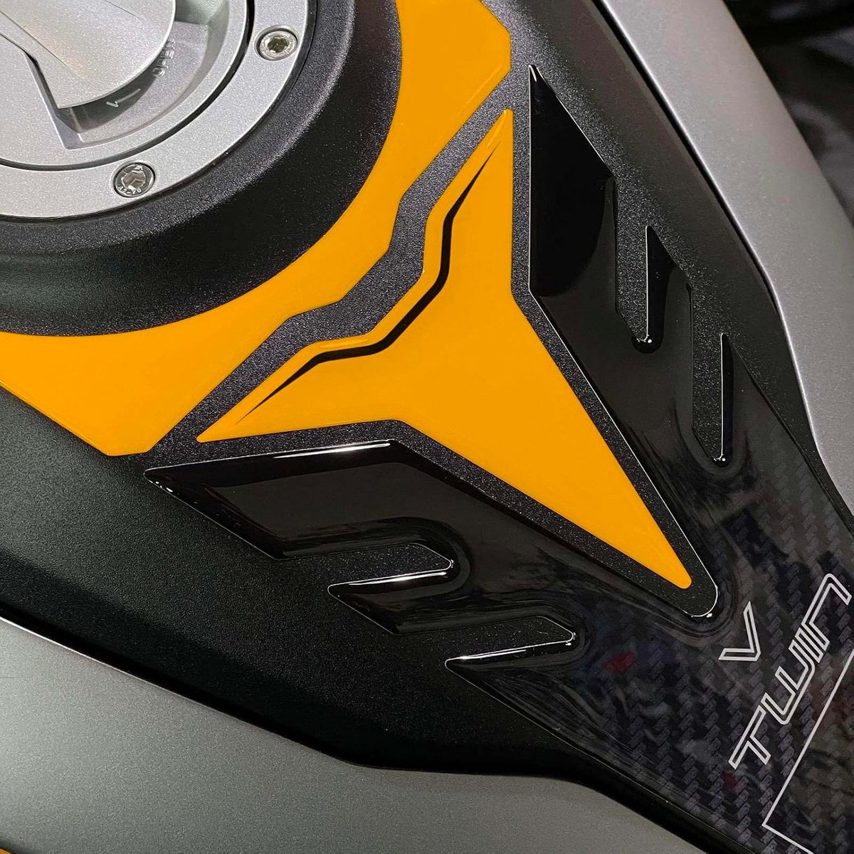 Motorstickers voor Moto Guzzi Stelvio 2024-2026 - 3D-harssticker - Giallo Savana - bescherming tegen stoten - ShopVlot