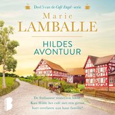 Boek "Hildes Avontuur" van Marie Lamballe, deel 5 van de "Café Engel"-serie. Een landschap met vakwerkhuizen en een landweg.