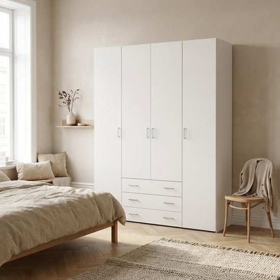 Witte kledingkast in een slaapkamer met bed en stoel.