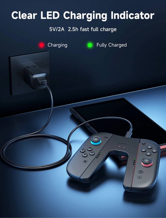 Zwarte JSAUX Joy-Con controller aangesloten op een lader, met een tablet ernaast. Rode LED voor opladen, groene LED voor vol.