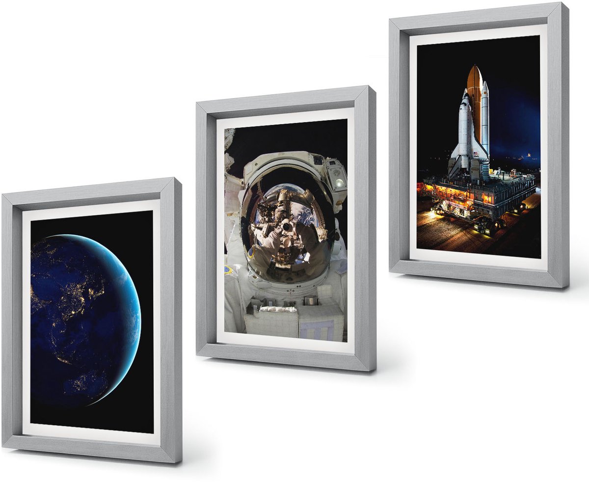Coloray 4-Delige Schilderij Set - Ruimtebeelden met de aarde, astronaut en raket - 20 x 30 cm - Muurdecoratie - Wanddecoratie - Hal - Interieur Decoratie Zilveren lijst