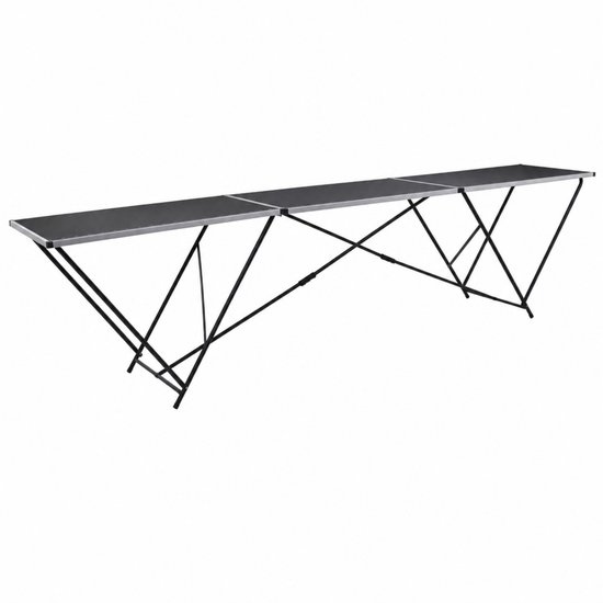 Zwarte tafel met zilverkleurig metalen frame op witte achtergrond.