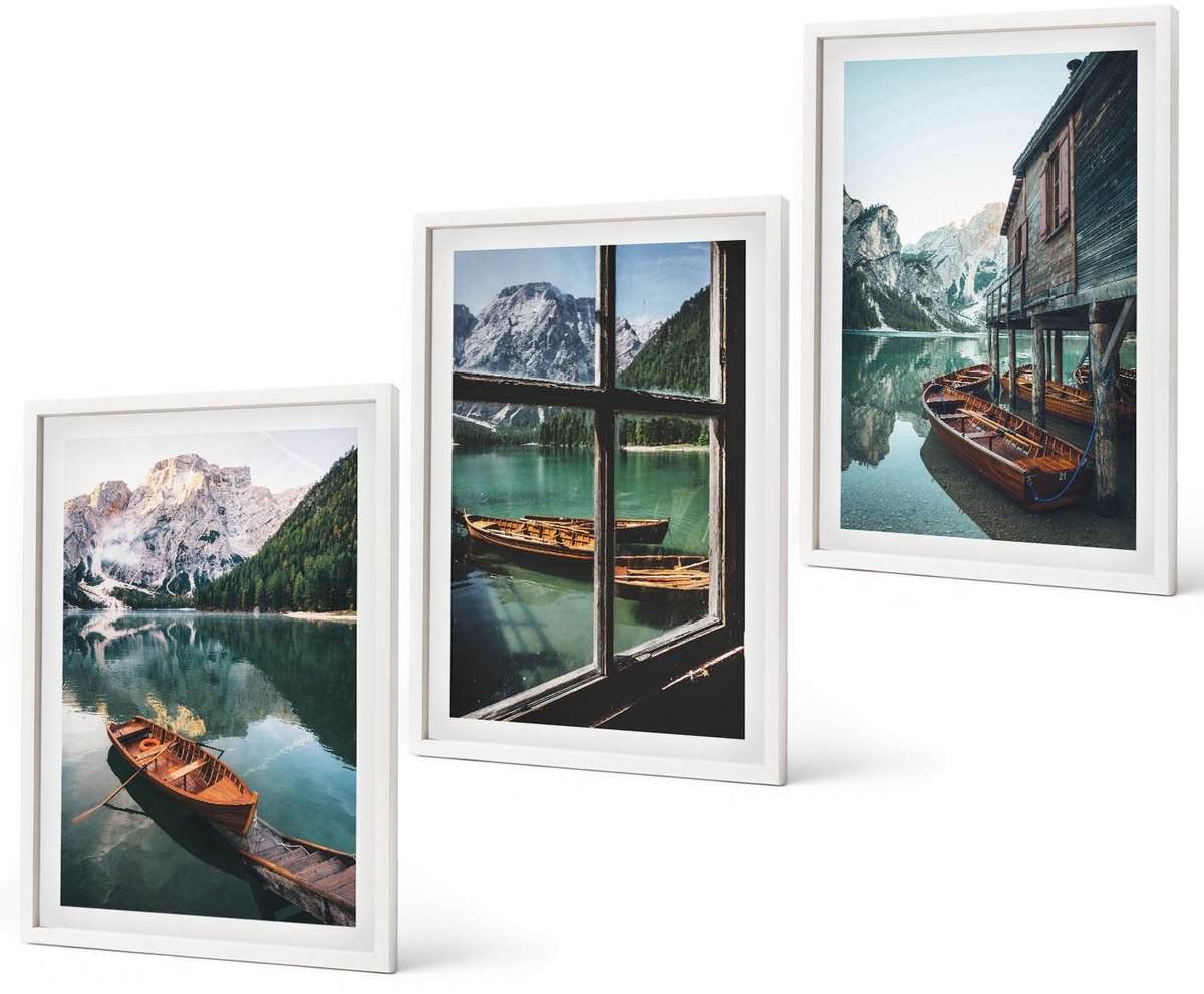 Coloray 3-Delige Schilderij Set - Uitzicht Op Een Bergmeer Met Boten En Een Huis Aan Het Water. - 40 x 60 - Decoratieve Schilderijen - Woonkamer - Interieur