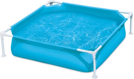 Blauw vierkant frame zwembad gevuld met water, met witte steunbuizen.