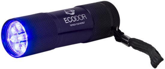 Zwarte Ecodor EcoLight UV zaklamp met 9 LED's en polsbandje, de lamp geeft blauw licht.