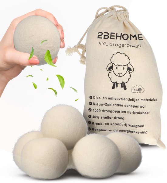 Une femme tient une boule de séchage XL. À côté d'un sac de 6 boules de séchage XL en laine de mouton 100% néo-zélandaise.