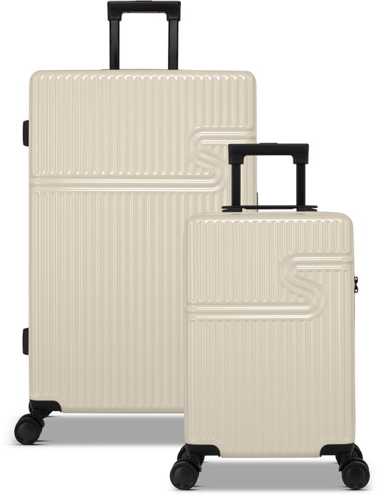 Twee crèmekleurige koffers, een handbage koffer en een ruimbagage koffer, met verticale ribbels.