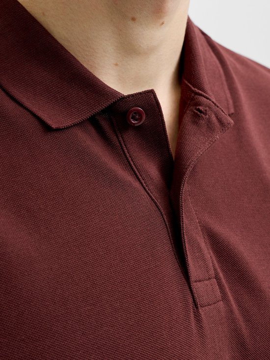 Sluiting en kraag van een donkerbruine poloshirt