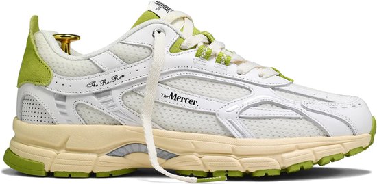Witte sneaker met beige zolen, lichtgroene accenten en 'The Mercer' logo.