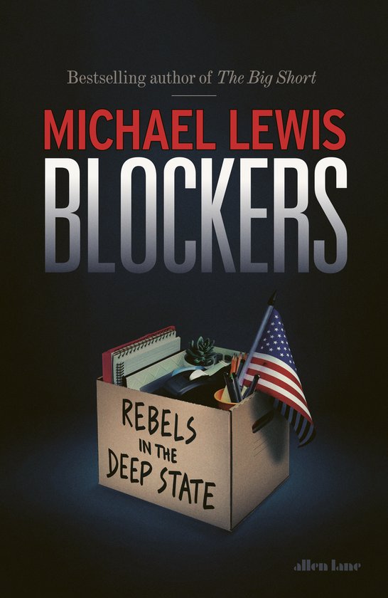 Boekomslag van "Blockers" door Michael Lewis, met een kartonnen doos gevuld met kantoorbenodigdheden en een Amerikaanse vlag, met de tekst "Rebels in the Deep State".
