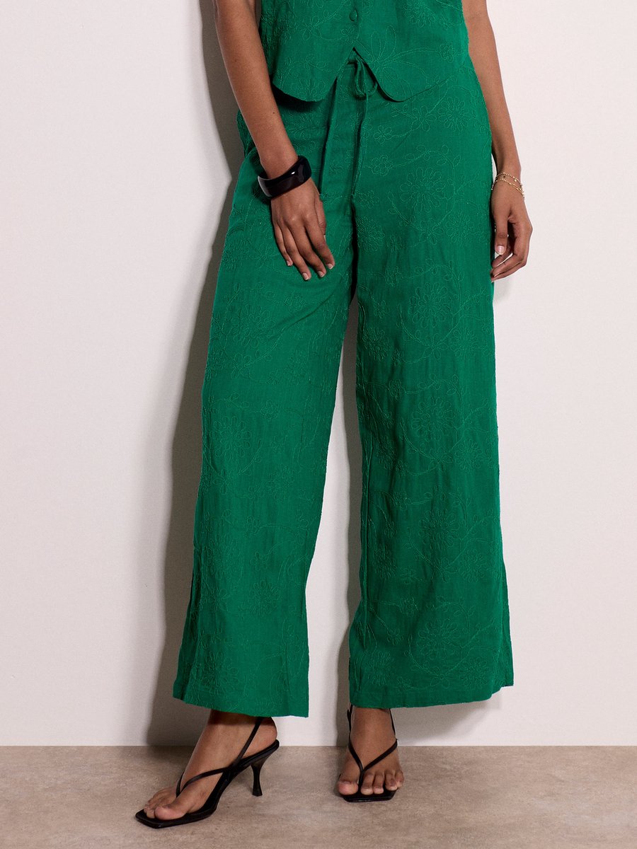 Broek met bloemenborduursel en wijde pijpen
