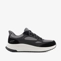 Zijaanzicht van een zwarte Bobs Squad 4 sneaker met grijs mesh en witte zool.
