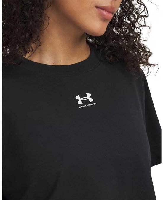 Zwarte Under Armour crop top met wit logo op de borst.
