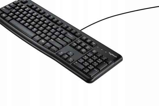 Zwart Logitech K120 QWERTY toetsenbord met numeriek deel, schuine weergave.
