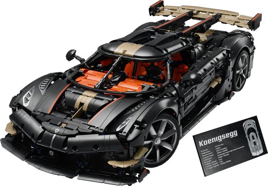 Grijze LEGO Technic Koenigsegg met oranje interieur, gouden details en vleugel.