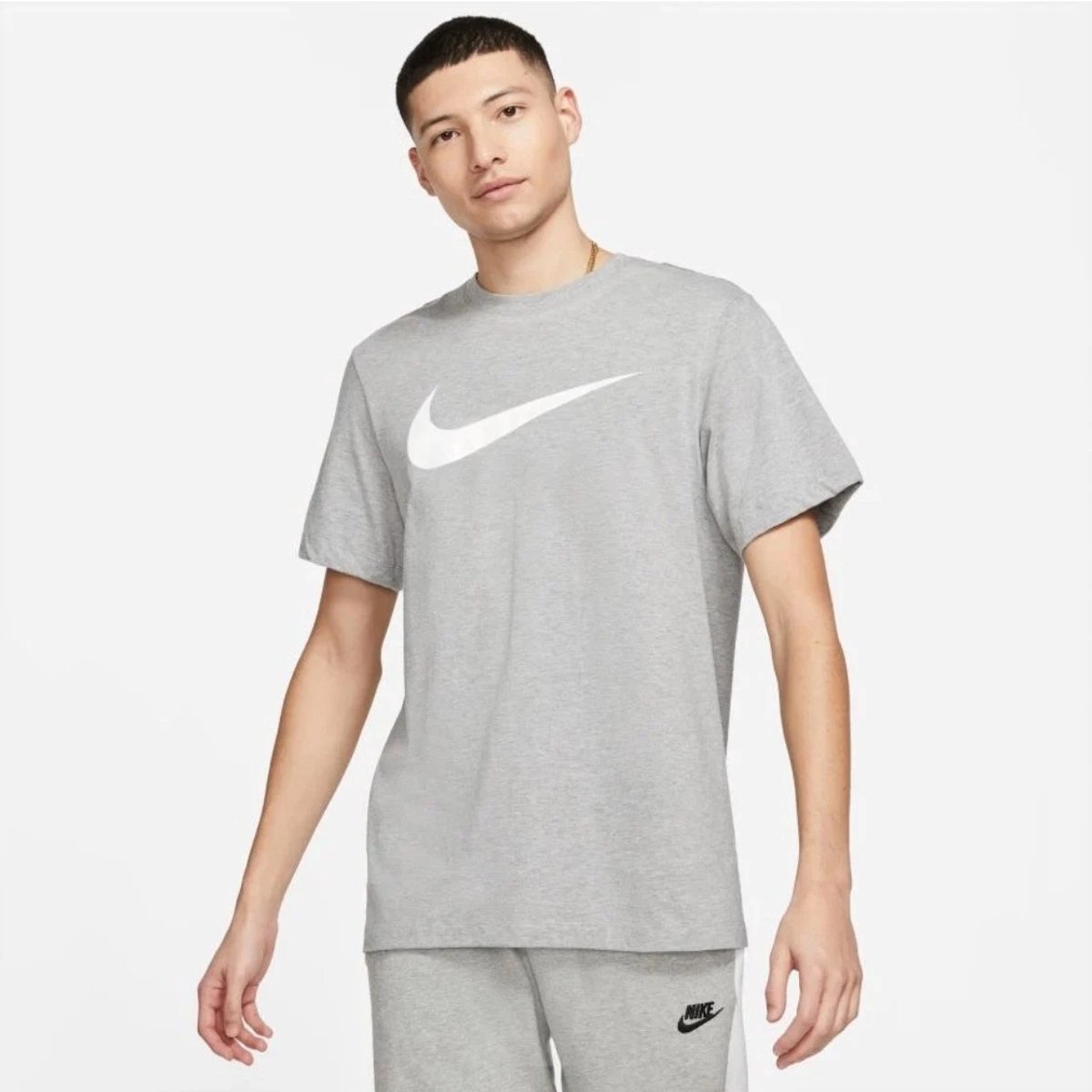 Nike Sportswear Swoosh Logo T-Shirt T-shirt L – Sportswear Lifestyle Grijs