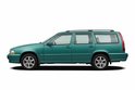 Zijaanzicht van een groene Volvo V70 stationwagen met imperiaal, geïsoleerd op een witte achtergrond.