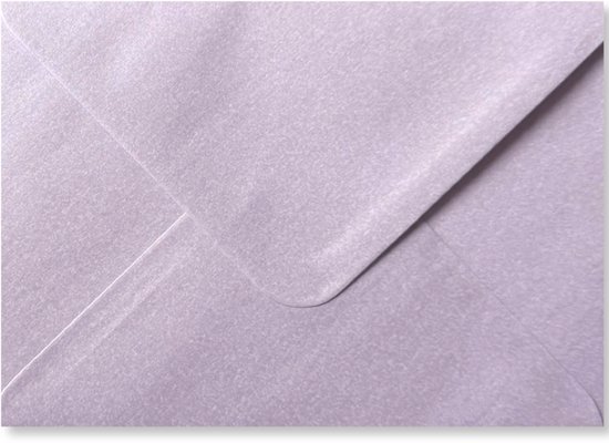 Een gesloten oudroze metallic envelop. De flappen zijn zichtbaar.