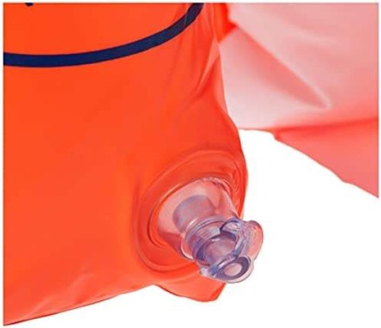 Detail van oranje Intex zwembandje met ventiel.