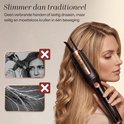 Model met lang golvend blond haar houdt automatische krultang vast. Voorbeelden van traditioneel krullen met schade.