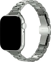 Zilverkleurig stalen schakelbandje voor Apple Watch met een glanzende afwerking. De sluiting is voorzien van de tekst "STAINLESS STEEL".