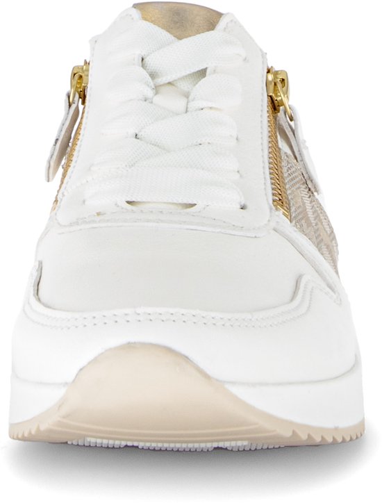 Vooraanzicht van een witte Gabor sneaker met gouden ritsen.