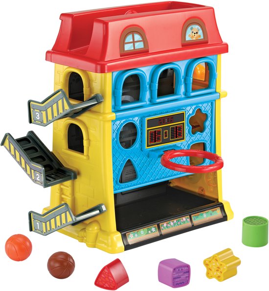 Kleurrijk speelhuis met glijbaan, basketbalring en speelgoedblokken.