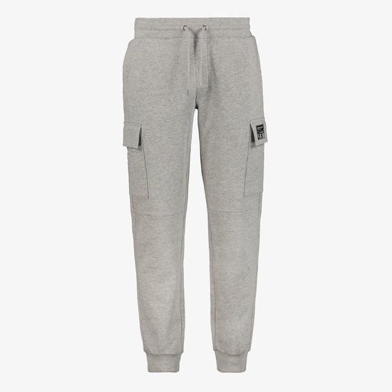 Grijze cargo joggingbroek met elastische tailleband, trekkoord en twee zijzakken.
