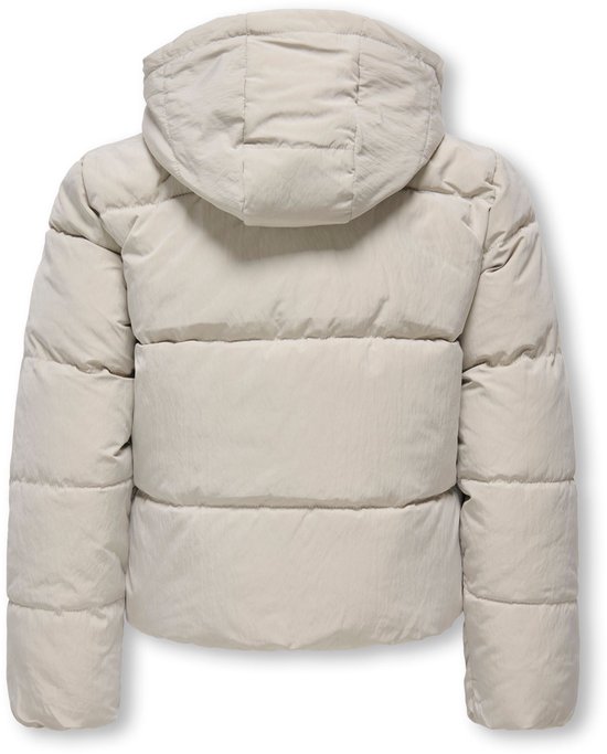 Achterkant van een beige korte pufferjas met capuchon.