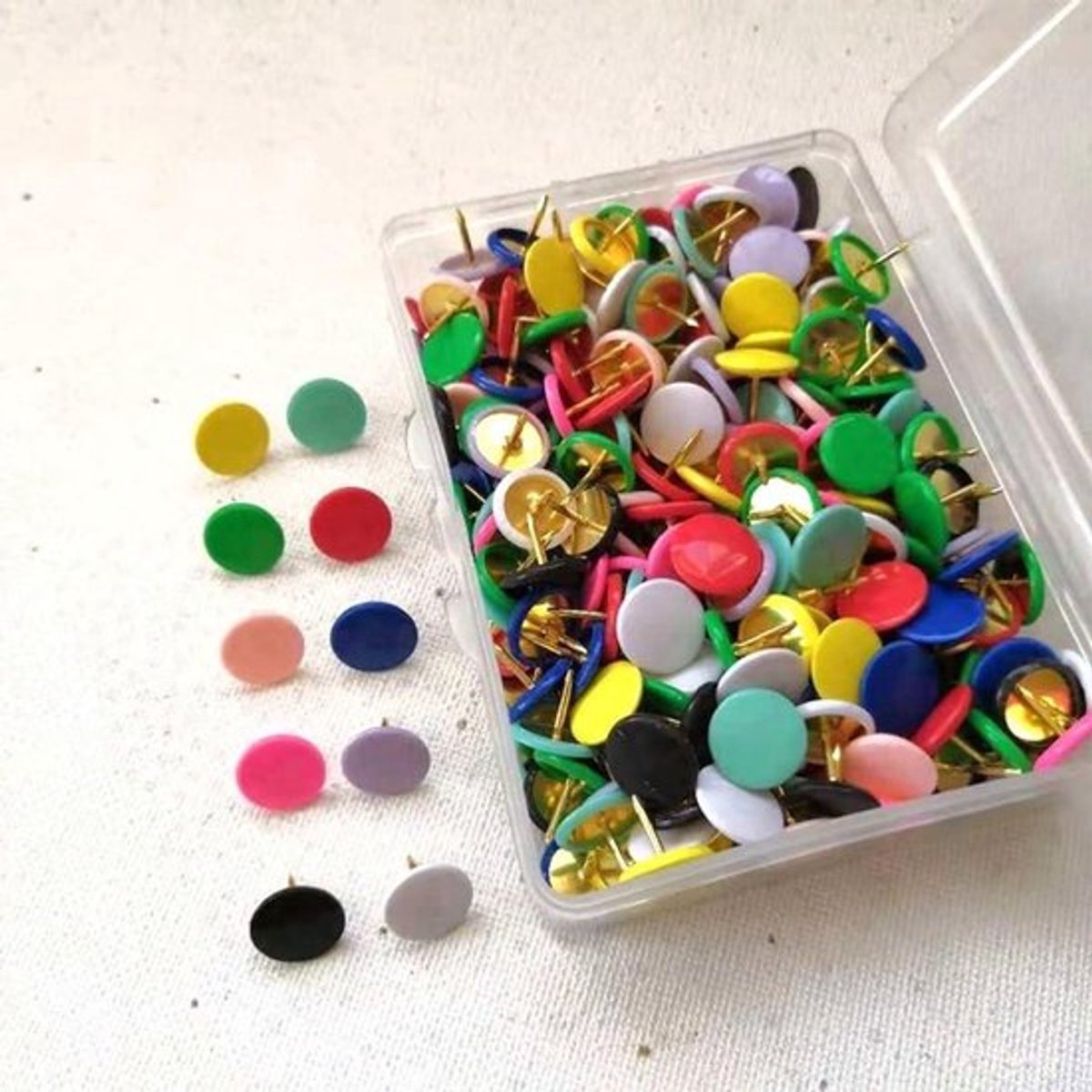 Push pins in gemengde kleuren van 10x10 mm, 100 stuks, ideaal voor tekeningen en kaarten met stevige pasvorm en eenvoudig gebruik