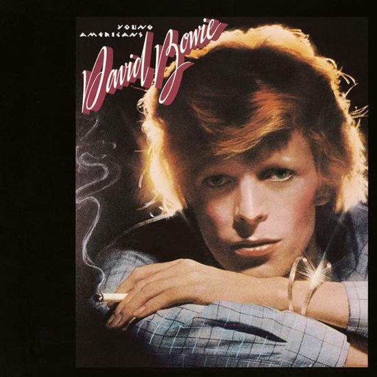 David Bowie met de titel "Young Americans". Hij rookt een sigaret en kijkt naar de camera. Zijn haar is oranje en blond. Hij draagt een blauw geruite jas.