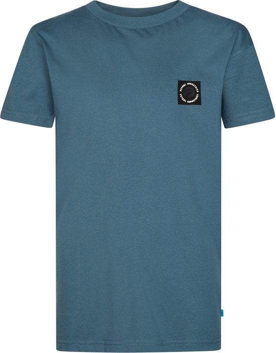 Blauw katoenen T-shirt met korte mouwen en een rond zwart logo op de linkerborst.